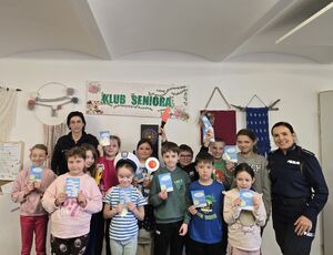 Dzieci chętnie pozowały do zdjęcia z policjantkami.