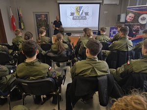 Klasy mundurowe na spotkaniu z policjantem.