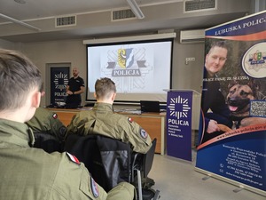 Klasy mundurowe na spotkaniu z policjantem.