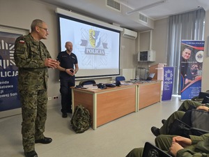Klasy mundurowe na spotkaniu z policjantem.