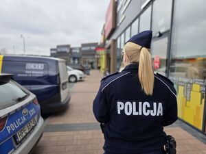Policjantka dba o bezpieczeństwo podczas przedświątecznych zakupów.