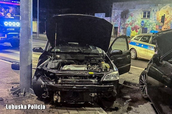 Nieodpowiedzialna kumulacja na drodze. Pijany 32-latek z aktywnymi zakazami spowodował kolizję