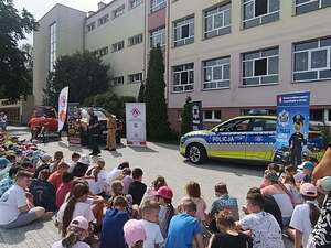 Policjant opowiada dzieciom o bezpieczeństwie.