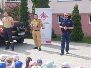 Policjant opowiada dzieciom o bezpieczeństwie.